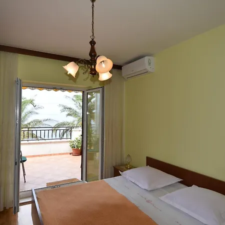 Delfina 2 Проживание в семье *