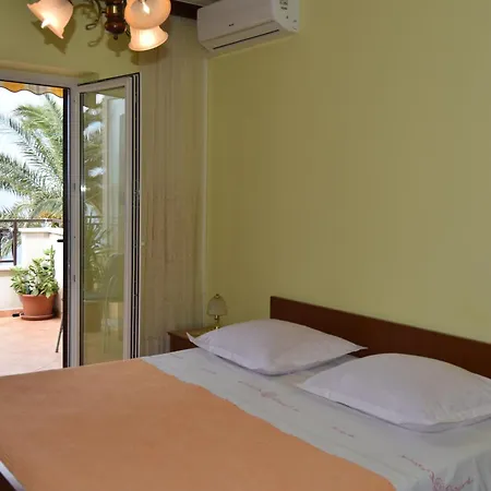 Проживание в семье Delfina 2 Подгора