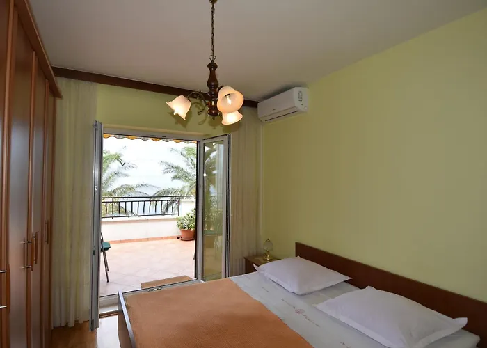 Delfina 2 Ostanak kod kuće *